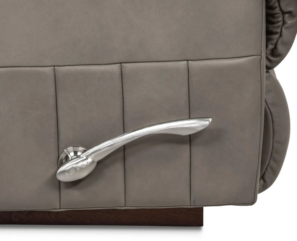 La-Z-Boy’s unique handle recline mechanism offers an unparalleled relaxation experience. Unlike other recliners, the backrest and footrest work independently, allowing you to find your perfect reclining position. The innovative ratchet mechanism lets you smoothly slide the seat forward while the backrest moves in harmony with your body, ensuring full lumbar support at all times.
With a three-position handle, you can easily select the most comfortable footrest angle. Built with a robust four-sided frame, our handle recliners are designed for added strength and durability. Adjustable wingnuts provide the ideal tension, tailored to individual preferences.
The branded handle is available in a wood or chrome finish, adding a touch of personal style to your recliner.